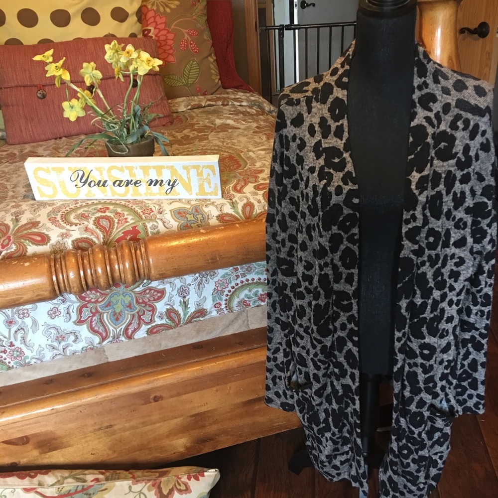 Great leopard print duster in browns and blacks-1X